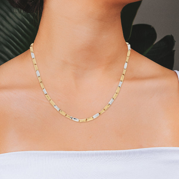 Collar eslabón cruzado hueco en oro dos tonos 18 kilates.