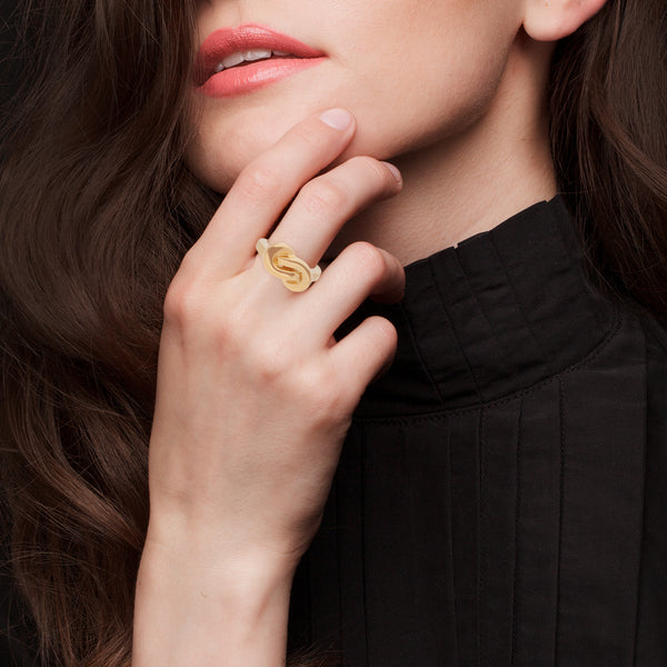 Anillo estilizado firma Tane en oro amarillo 18 kilates.