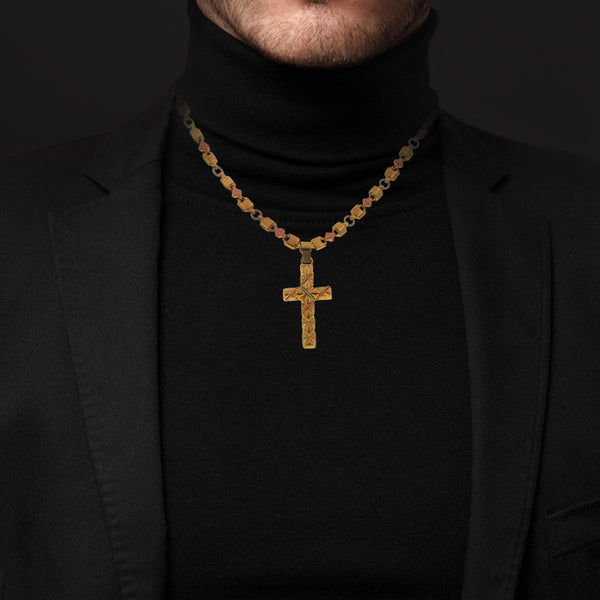 Collar eslabón combinado y cruz hueca en oro tres tonos 18 kilates.
