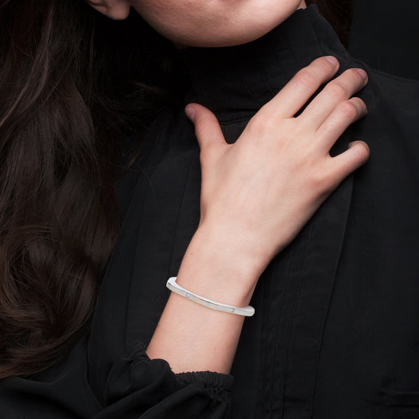 Pulsera rígida articulada con diamantes firma Montblanc en oro blanco 18 kilates.