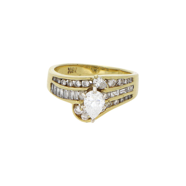 Anillo diseño especial con diamantes en oro amarillo 18 kilates.