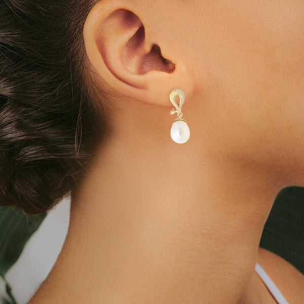 Aretes calados con perlas calabazo y circonias en oro amarillo 14 kilates.