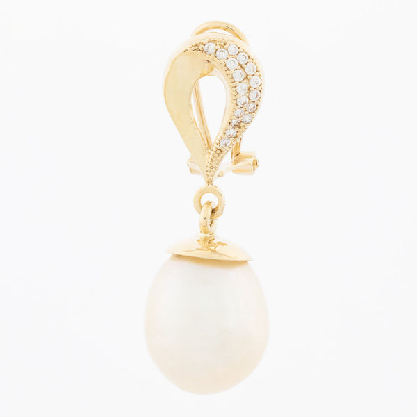 Aretes calados con perlas calabazo y circonias en oro amarillo 14 kilates.