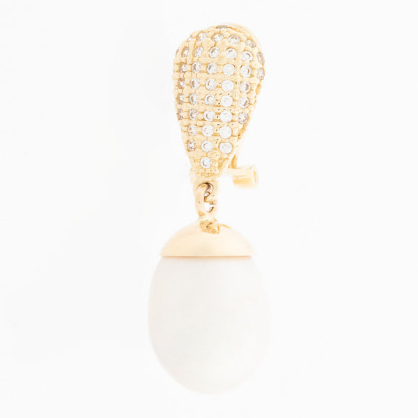 Aretes estilizados con perlas calabazo y circonias en oro amarillo 14 kilates.