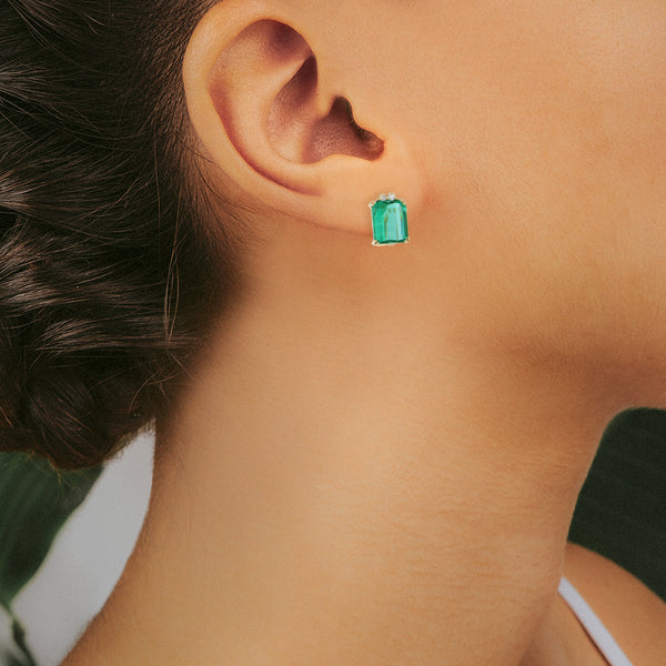 Aretes diseño especial con diamantes y obsidianas verdes en oro amarillo 14 kilates.