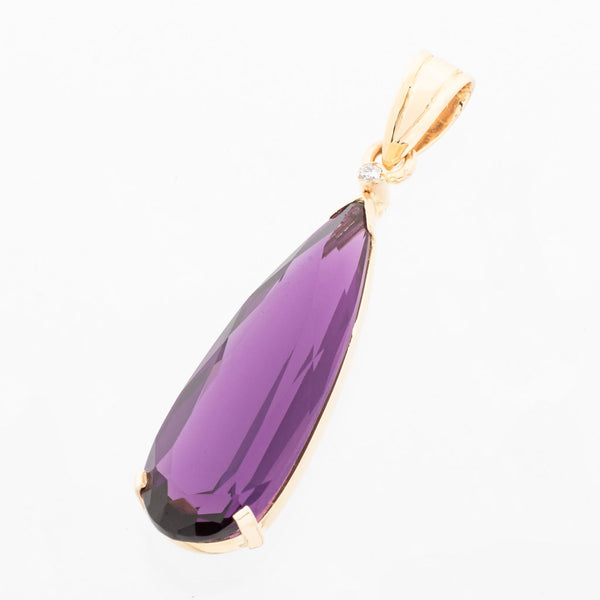 Juego de dije y aretes diseño especial con diamantes y amatista en oro amarillo 14 kilates.
