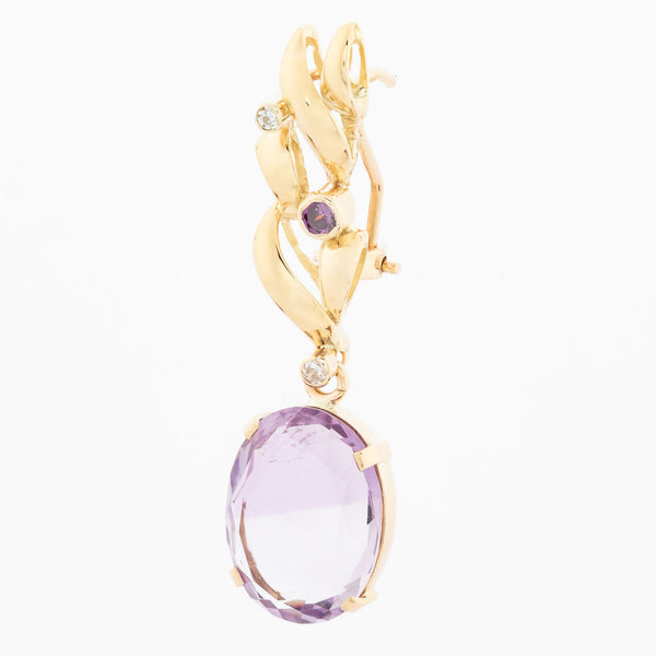 Aretes estilizados con amatistas lavanda y circonias en oro amarillo 14 kilates.