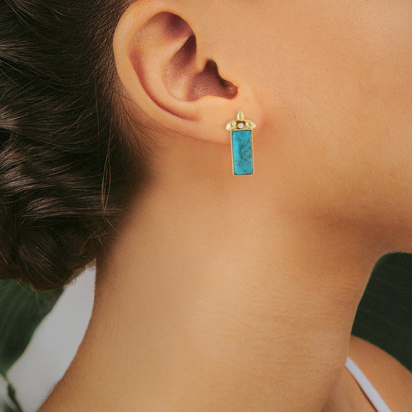 Aretes estilizados con turquesas y circonias en oro amarillo 14 kilates.