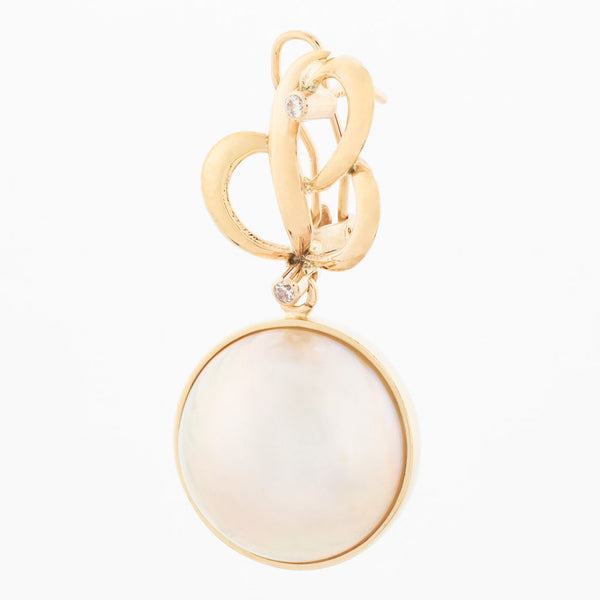 Aretes calados con colgantes, medias perlas y circonias en oro amarillo 14 kilates.
