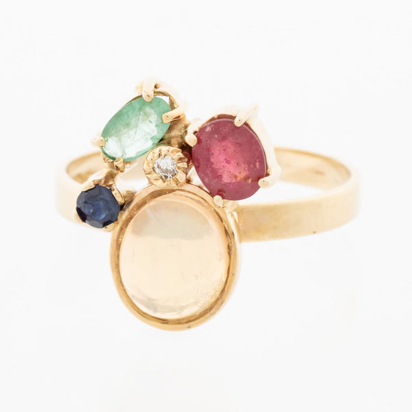 Juego de anillo y aretes diseño especial con diamantes, esmeraldas, ópalos, rubíes y zafiros en oro amarillo 14 kilates.