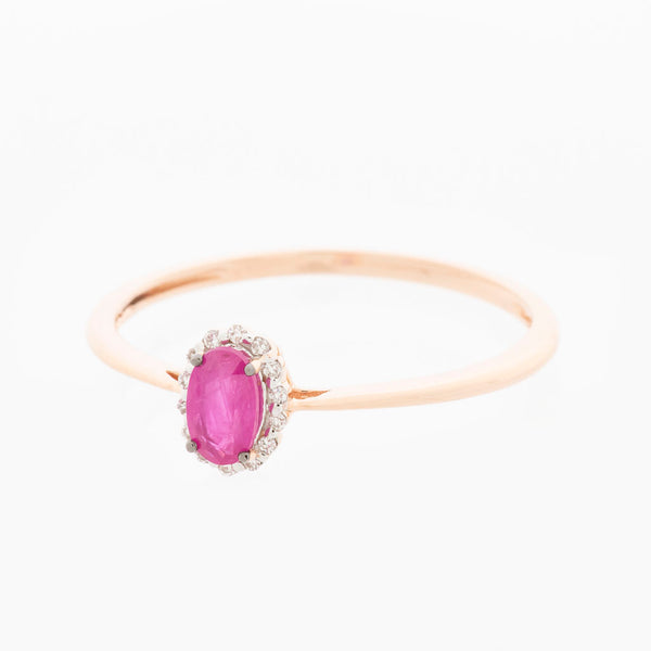 Anillo estilizado con diamantes y rubí en oro rosa 14 kilates.