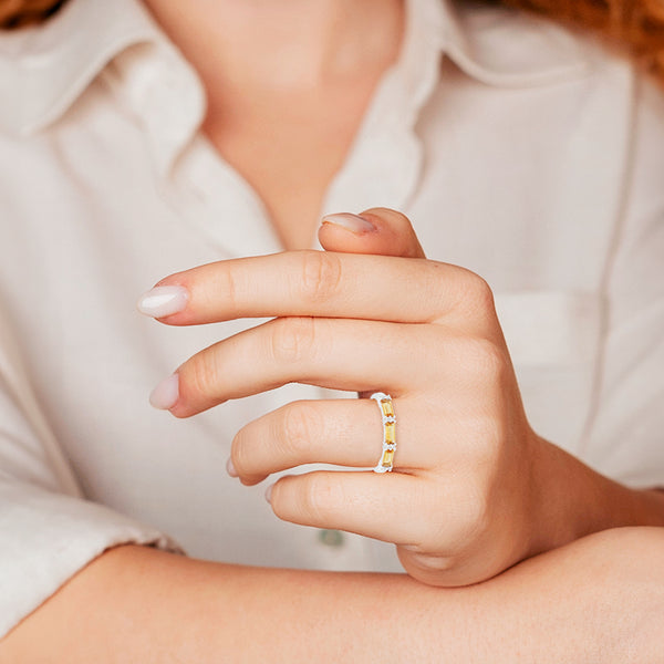 Anillo diseño especial con diamantes y citrinos en oro blanco 14 kilates.