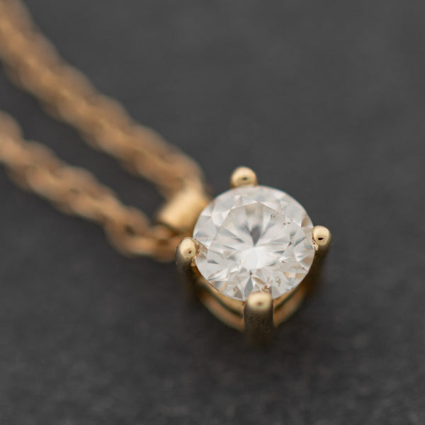 Juego de gargantilla eslabón cruzado con colgante y aretes diseño especial con diamantes en oro amarillo 14 kilates.