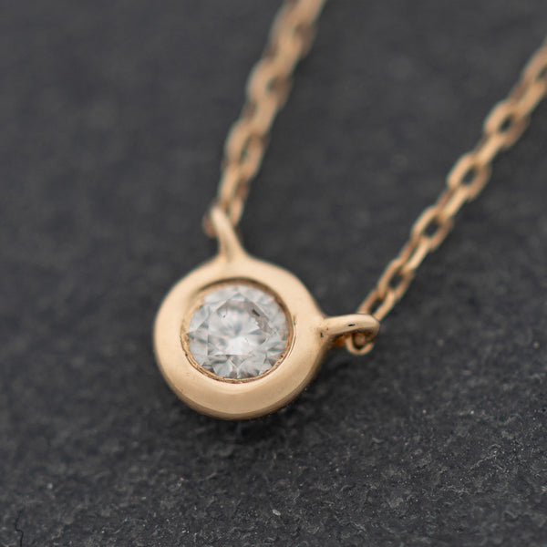 Gargantilla eslabón cruzado con aplicación de diamante en oro amarillo 14 kilates.