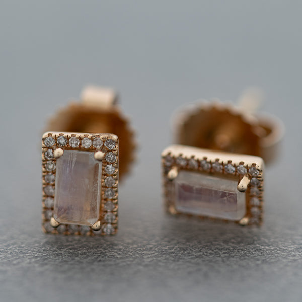 Aretes diseño especial con diamantes y piedra de luna en oro amarillo 14 kilates.