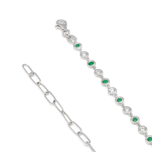 Pulsera eslabón combinado con aplicaciones de diamantes y esmeraldas en oro blanco 14 kilates.