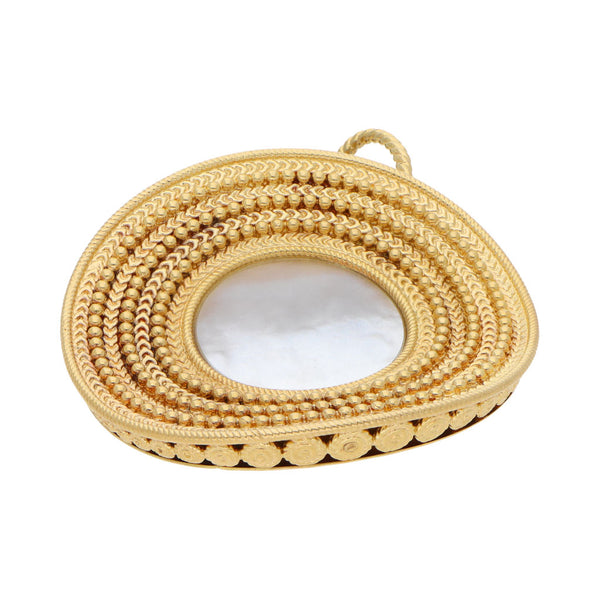Dije diseño especial con madre perla firma Carrera y Carrera en oro amarillo 18 kilates.