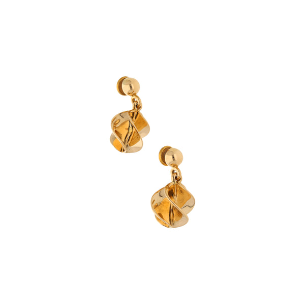 Broqueles diseño especial con colgantes firma Tane en oro amarillo 18 kilates.