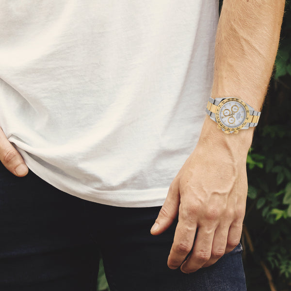 Reloj Rolex para caballero modelo Oyster Perpetual Cosmograph Daytona vistas en oro amarillo 18 kilates.