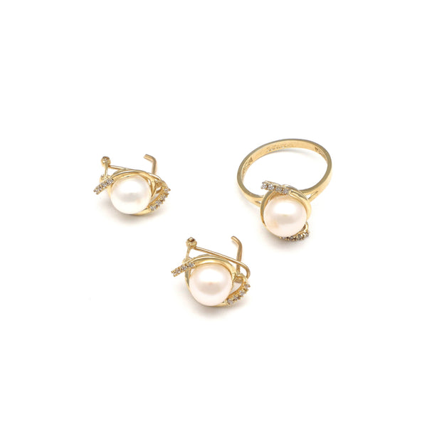 Juego de anillo y aretes diseño especial con perlas y circonias en oro amarillo 14 kilates.