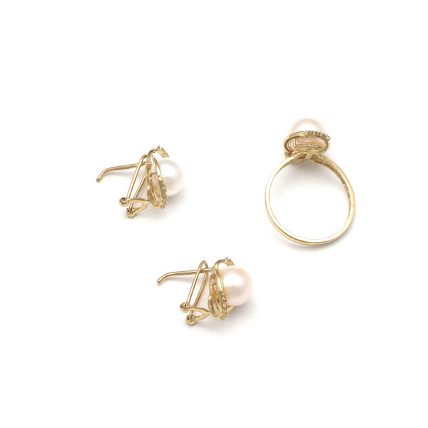 Juego de anillo y aretes diseño especial con perlas y circonias en oro amarillo 14 kilates.