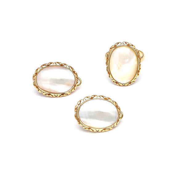 Juego de anillo y aretes calados con perlas osmeñas en oro amarillo 14 kilates.
