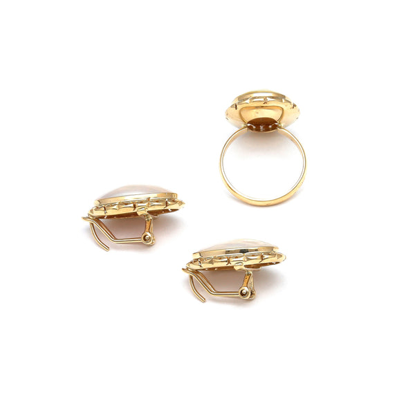 Juego de anillo y aretes calados con perlas osmeñas en oro amarillo 14 kilates.