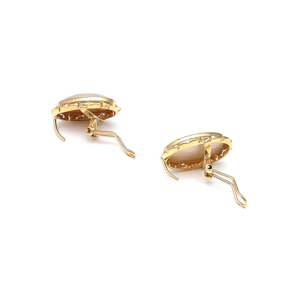 Juego de anillo y aretes calados con perlas osmeñas en oro amarillo 14 kilates.