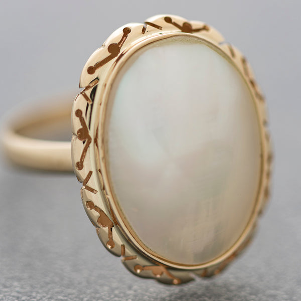 Juego de anillo y aretes calados con perlas osmeñas en oro amarillo 14 kilates.