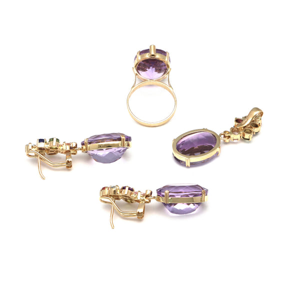 Juego de anillo, dije y aretes estilizados con diamantes, amatistas lavanda y gemas en oro amarillo 14 kilates.