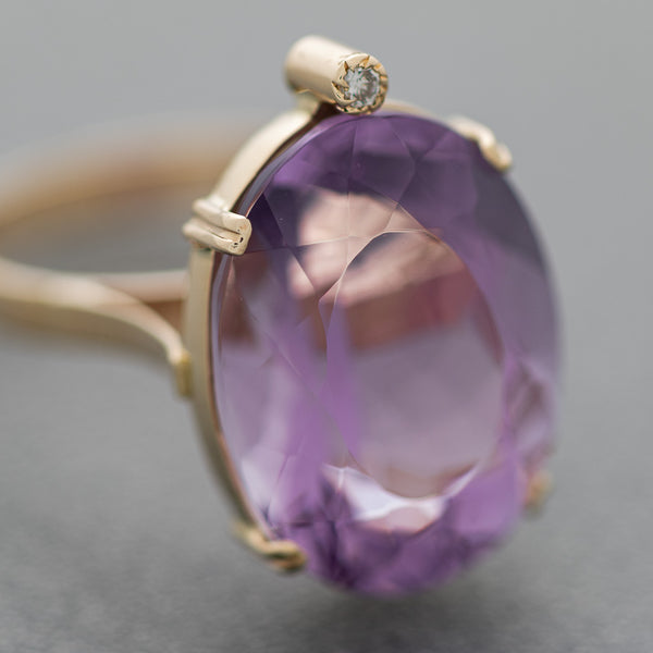 Juego de anillo, dije y aretes estilizados con diamantes, amatistas lavanda y gemas en oro amarillo 14 kilates.