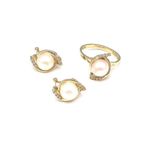 Juego de anillo y aretes diseño especial con perla y circonias en oro amarillo 14 kilates.