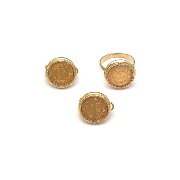 Juego de anillo y aretes diseño especial con tres monedas de dos pesos oro mexicano 21.6 kilates en oro amarillo 14 kilates.