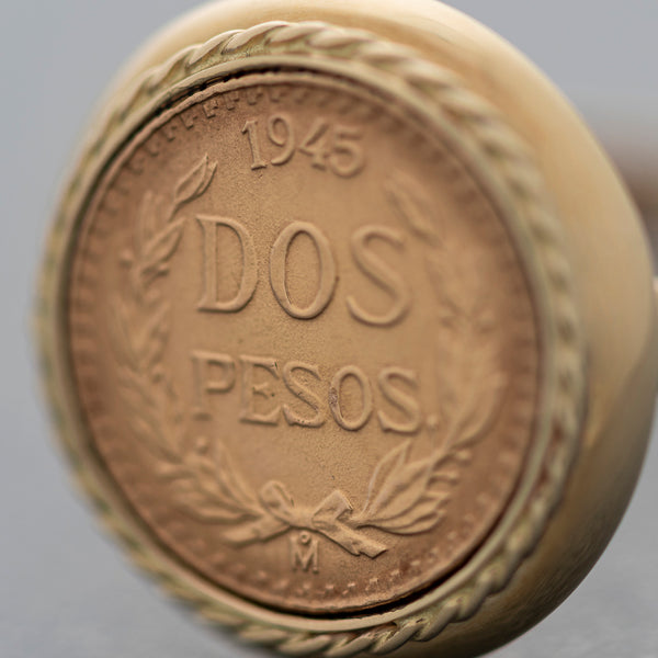 Juego de anillo y aretes diseño especial con tres monedas de dos pesos oro mexicano 21.6 kilates en oro amarillo 14 kilates.