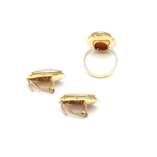 Juego de anillo y aretes calados con perlas osmeñas en oro amarillo 14 kilates.