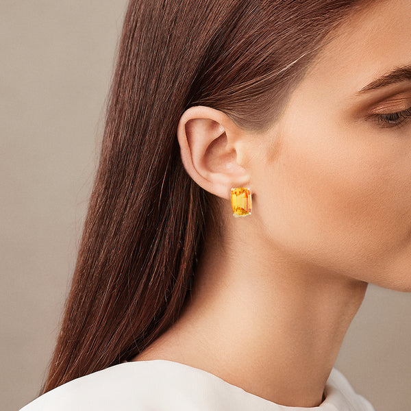 Juego de anillo y aretes liso con pasparacha en oro amarillo 14 kilates.