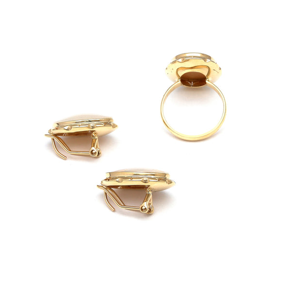 Juego de anillo y aretes calado con perlas en oro amarillo 14 kilates.