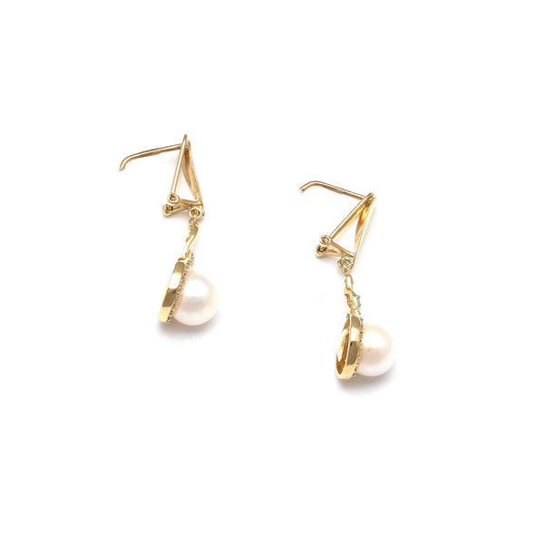 Aretes estilizados con perlas y circonias en oro amarillo 14 kilates.