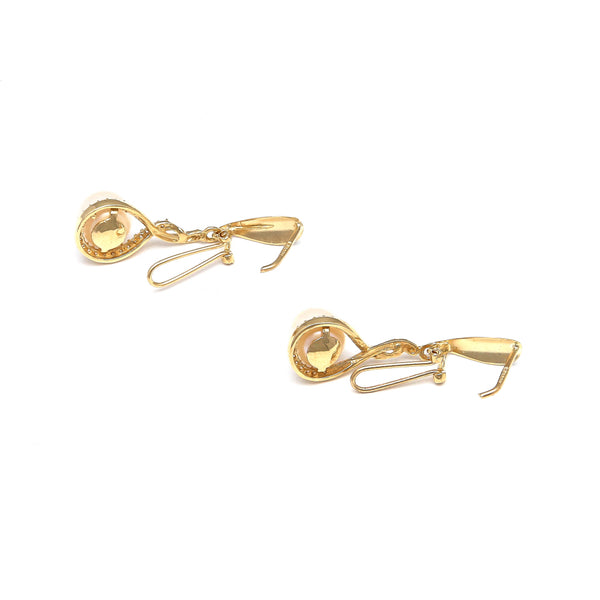 Aretes estilizados con perlas y circonias en oro amarillo 14 kilates.