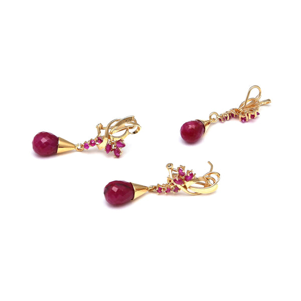 Juego de dije y aretes diseño especial con rubies en oro amarillo 14 kilates.