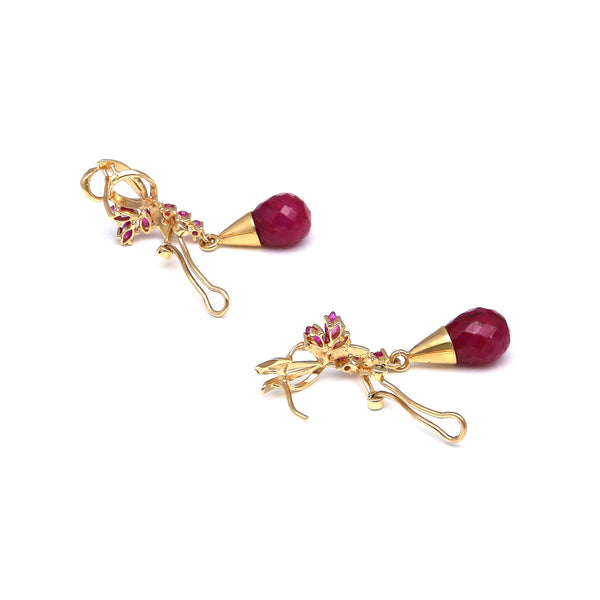 Juego de dije y aretes diseño especial con rubies en oro amarillo 14 kilates.