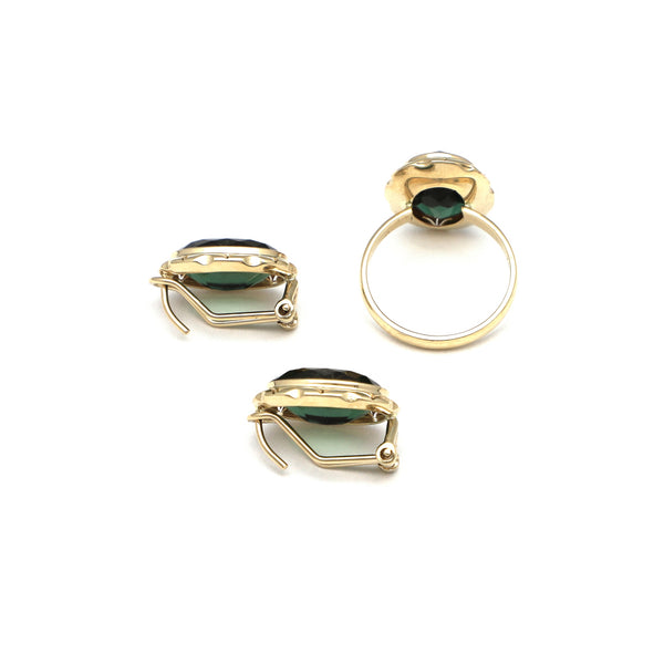 Juego de anillo y aretes diseño especial con cuarzos verdes en oro amarillo 14 kilates.