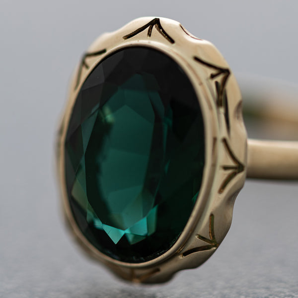 Juego de anillo y aretes diseño especial con cuarzos verdes en oro amarillo 14 kilates.