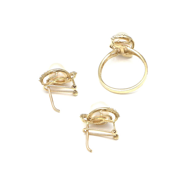 Juego de anillo y aretes diseño especial con perla y circonias en oro amarillo 14 kilates.