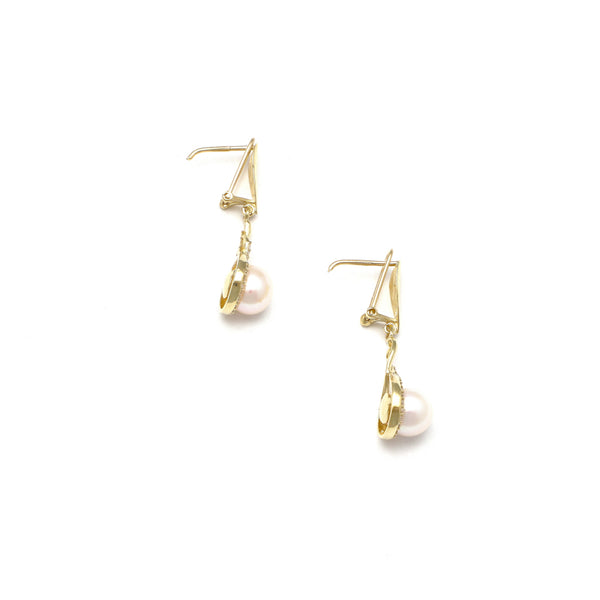 Aretes estilizados con perlas y circonias en oro amarillo 14 kilates.