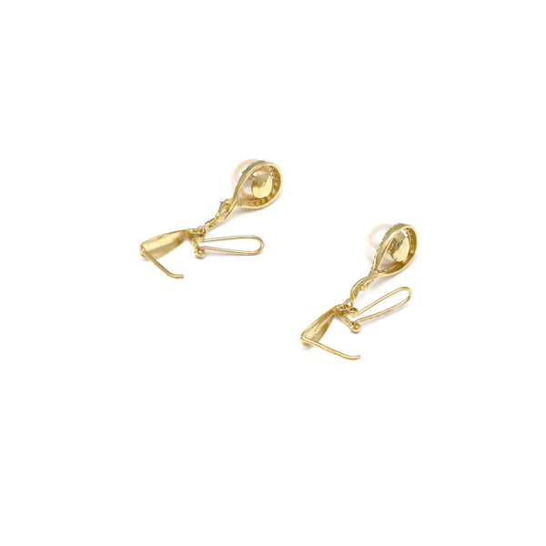 Aretes estilizados con perlas y circonias en oro amarillo 14 kilates.