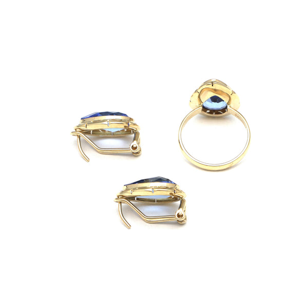 Juego de anillo y aretes diseño especial con topacio azul en oro amarillo 14 kilates.