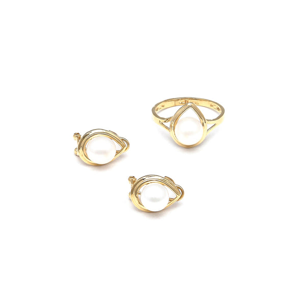 Juego de anillo y aretes diseño especial con perlas en oro amarillo 14 kilates.