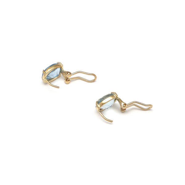 Juego de anillo y aretes lisos con topacios azules en oro amarillo 14 kilates.