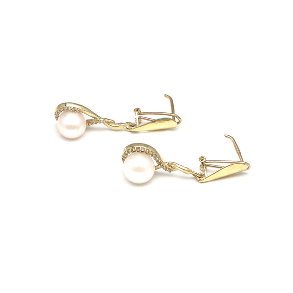 Aretes estilizados con perlas y circonias en oro amarillo 14 kilates.